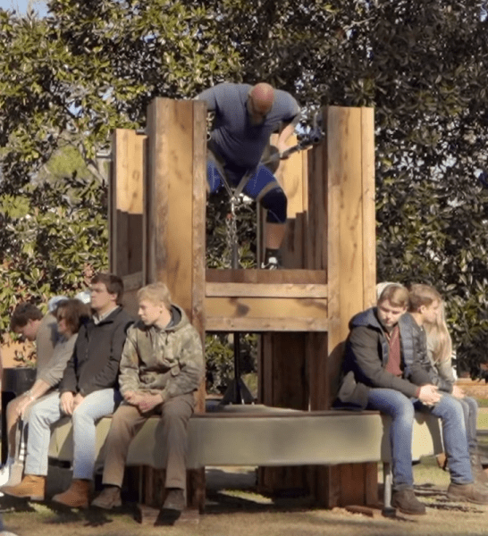 旺扎上尊（Nick Best）在乔治亚州举起2791磅的旋转木马升降。